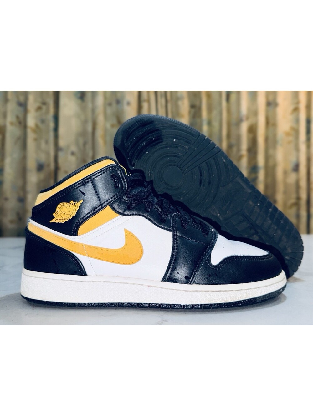 Air Jordan 1 Mid GS White Pollen Black 554725-177 Size 7Y Womens 8.5